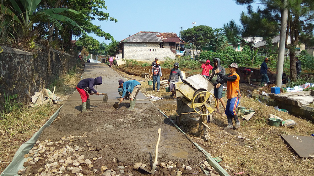 Pembangunan Rabat Beton Jalan Desa Parungkuda