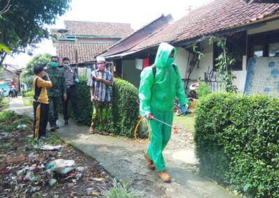 Cegah Covid-19, Pemdes Lakukan Disinfeksi Lingkungan