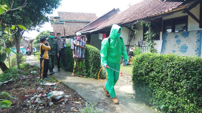 Cegah Covid-19, Pemdes Lakukan Disinfeksi Lingkungan